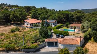 Chalet in San Cibrao das Viñas. Chalet de lujo con piscina y terrenos en ourense