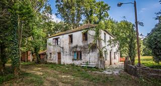 Mas à Outeiro de Rei. Casa a restaurar con terreno edificable en outeiro de rei
