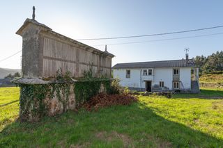 Masía en Monfero. Casa de piedra con terreno y un gran alpendre en monfero