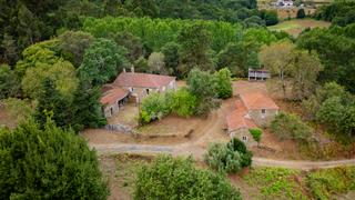 Mas à Silleda. Dos casas de piedra con molino, hórreo y bosque privado en sille