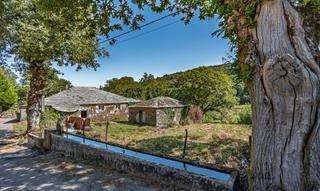 Masia a Láncara. Casa de labranza a reformar con alpendre en láncara