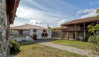 Mas à Lalín. Casa de piedra con terreno, hórreo y construcciones auxiliares e