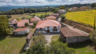 Mas à Lalín. Casa de piedra con terreno, hórreo y construcciones auxiliares e