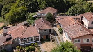 Bauernhof in Pantón. Dos casas unidas por un patio privado en pantón