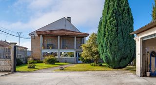 Mas à Amoeiro. Casa de piedra con jardines, bodega y un gran garaje en amoeiro