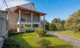 Masía en Amoeiro. Casa de piedra con jardines, bodega y un gran garaje en amoeiro