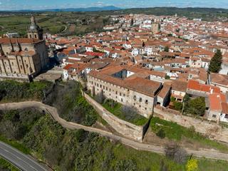 Edifici a Coria. Antiguo seminario con claustro y capilla en el centro de coria