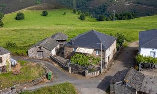 Bauernhof in Grandas de Salime. Casa de piedra con alpendre y hórreo en grandas de salime