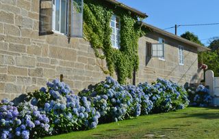 Mas à Vilar de Barrio. Casa de piedra junto al río con piscina y pajar en vilar de barr