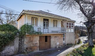 Casale in Vilar de Barrio. Casa a reformar junto al río con terreno, galpón y hórreo en vil