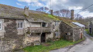 Casale in Guitiriz. Casa de aldea a restaurar con terreno, alpendres y molino en gui
