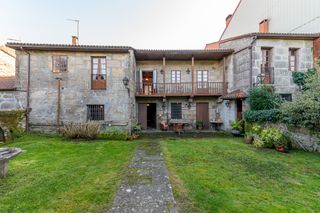 Masia a Maside. Conjunto de casas de piedra con galpón y jardines en maside