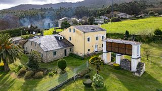 Masia a Barreiros. Conjunto rural frente al mar con dos casas y terreno edificable