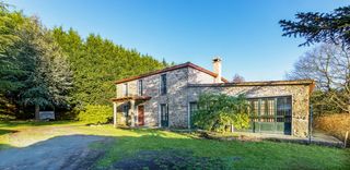 Mas à Toques. Casa de piedra con galería acristalada y jardín en toques