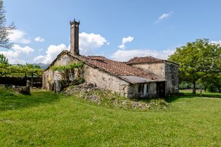 Masia a Estrada (A). Casa rústica a reformar con hórreo y finca edificable en a estra