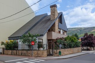 Masia a Barco de Valdeorras (O). Chalet singular con jardín y galería en o barco de valdeorras