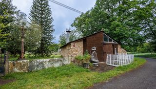 Bauernhof in Cospeito. Dos casas de piedra con dos establos para caballos en cospeito