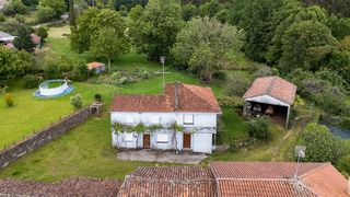Bauernhof in Santiso. Casa a reformar con terreno y construcciones auxiliares en santi