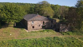 Mas à Samos. Casa de piedra con ermita y gran capacidad de alojamiento en sam