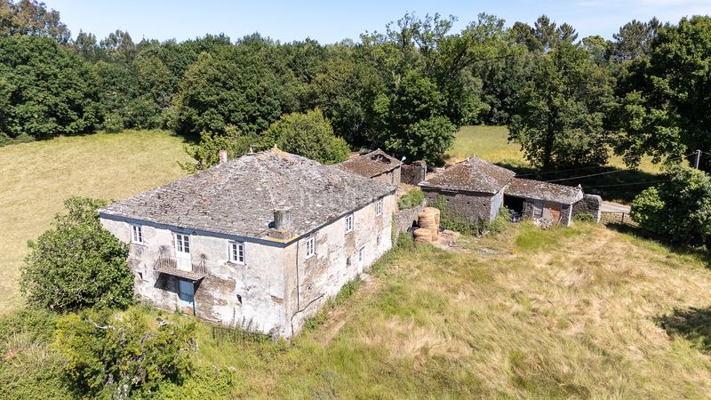 Foto 462ba1c2-d927-4283-b6e8-fa99e972e60e. Masía casa rústica con terreno edificable en Outeiro de Rei