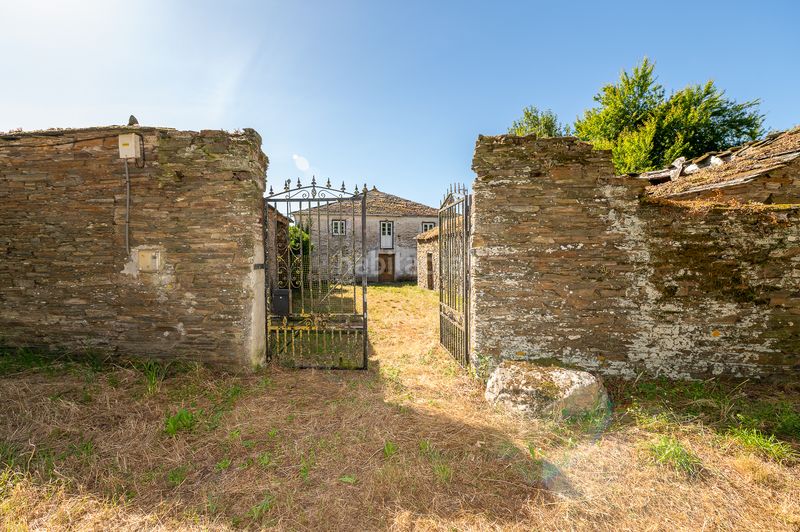 Foto c0930409-e752-4678-9d9d-f5483c65af21. Masía casa rústica con terreno edificable en Outeiro de Rei