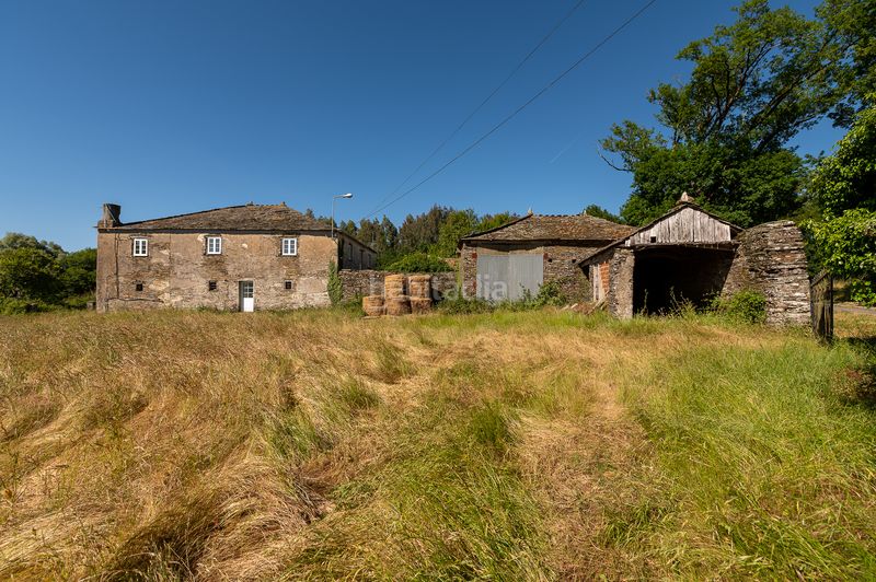 Foto d417516a-8219-4ffc-856a-a46a3fa84281. Masía casa rústica con terreno edificable en Outeiro de Rei