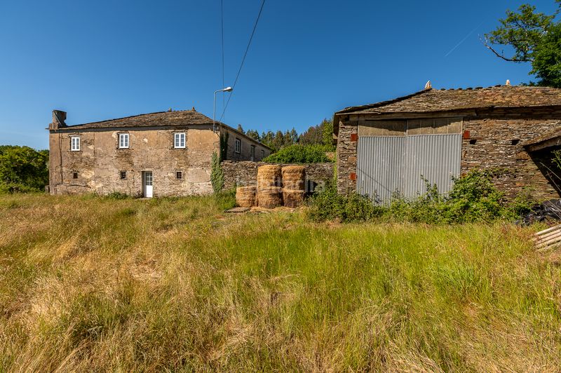 Foto f3265b52-da34-4daa-ad1f-f778ea5860dc. Masía casa rústica con terreno edificable en Outeiro de Rei