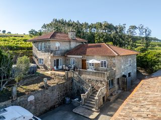 Country house in Vilanova de Arousa. Casa de piedra lista para habitar con viñedo de albariño en camb
