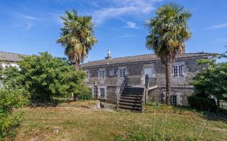 Country house in Parroquias del Este. Casa señorial de piedra con piscina y jardines en lugo