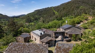 Masia a Pontenova (A). Aldea completa con 17 construcciones en a pontenova