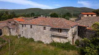 Country house in Parada de Sil. Dos casas de piedra a reformar en parada de sil