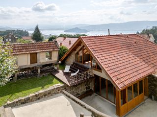 Masia a Samieira. Casa de piedra restaurada con piscina y vistas a la ría en poio