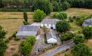 Masia a Begonte. Casa rústica con numerosos anexos y finca de 1 hectárea en begon