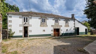 Country house in Begonte. Casa rústica con numerosos anexos y finca de 1 hectárea en begon