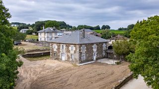 Mas à Parroquias del Oeste. Casa gallega a reformar con alpendres y terreno edificable en lu