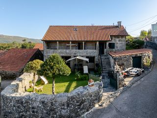 Country house in Covelo (O). Casa de piedra lista para habitar con jardín, garaje y alpendre
