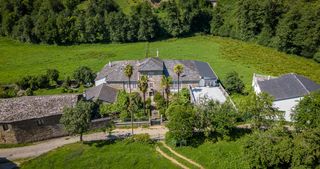 Mas à Baralla. Media casa solariega con nave y finca junto al río en baralla