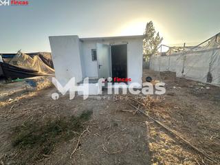 Mas  Polígono 9 paraje 131 el garrotal. Finca rústica con nave, invernaderos, pozo y luz propia en los p