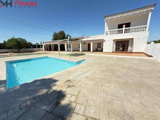 Chalet à Cisne 12. Finca singular en alcalá de guadaira con piscina, vivienda y gra