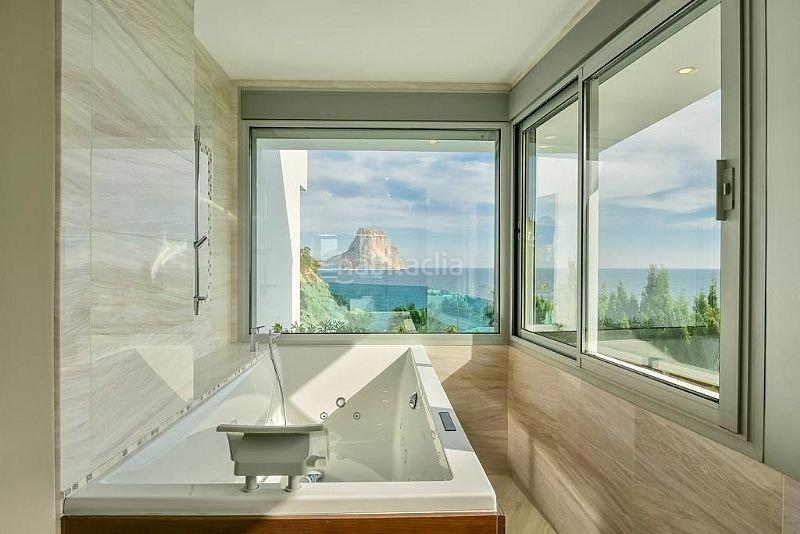 Foto 5899fbfe-2863-4ace-8c4d-bad41e35ff84. Chalet extraordinario chalet en primera linea de playa en Calp