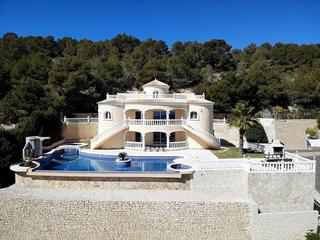 Xalet a Pueblo. Impecable villa mediterránea española en calpe
