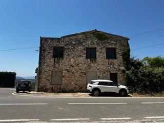 Masia  De l'arbre. Casa per a reformar