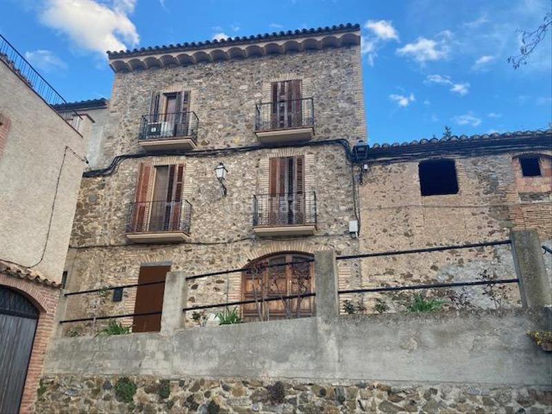 Foto d18cfa87-f7df-4d86-b068-4df45bfd2bb0. Masía casa de poble entre mitjeres situada a torroja en Torroja del Priorat