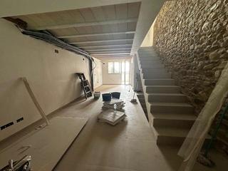 Casa adossada  Pau casals. Casa de poble reformada i al centre