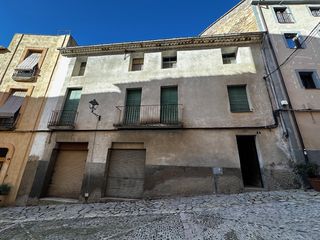 Masia  Font del forn. Gran casa de poble per a reformar
