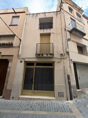Masia  Arenal. Casa de poble al centre