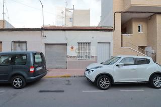 Casa a Jose antonio larramendi 50. Casa en venta en centro, 3 dormitorios.
