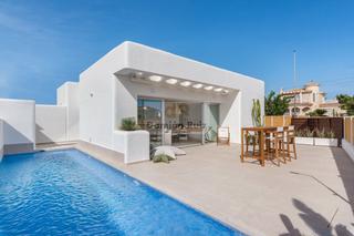 Chalet à Dolores. Villa en venta en urbanizaciones, 3 dormitorios.