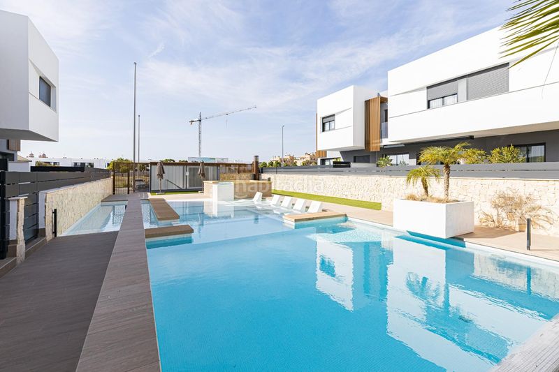 Foto 8066ad41-d8e5-48bd-9d8b-3dc06cb53c32. Casa adossada amb aparcament piscina a Guadalupe Murcia