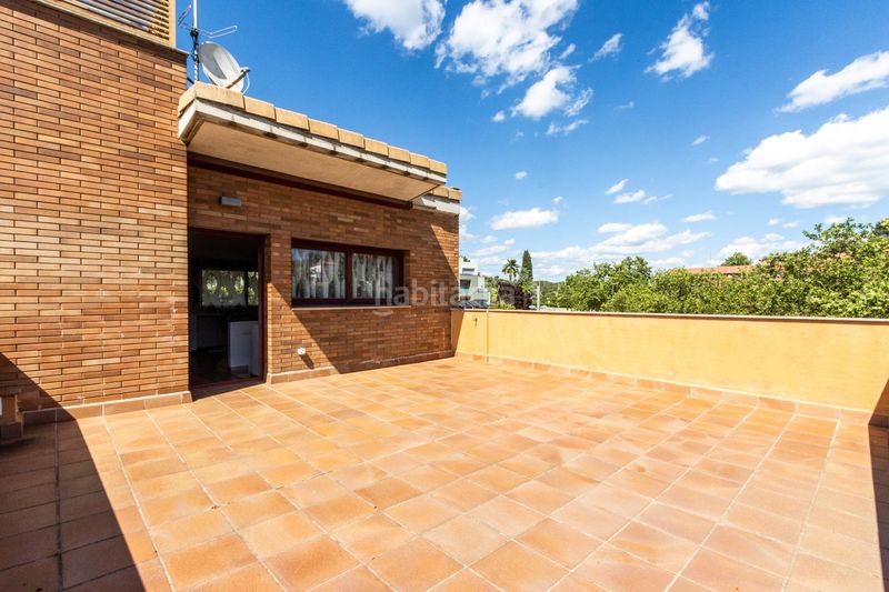 Foto f245b626-324f-4fa3-8a67-3812ee6820a2. Casa adossada amb calefacció aparcament piscina a Castellar del Vallès